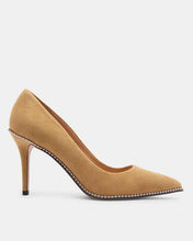 Load image into Gallery viewer, Coach Waverly Pump Suede Peanut 7B
