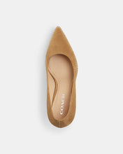 Load image into Gallery viewer, Coach Waverly Pump Suede Peanut 7B
