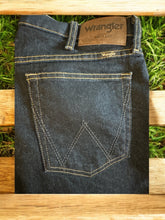 Load image into Gallery viewer, Wrangler Men&#39;s Blue Jeans Regular Fit 34 x 32
